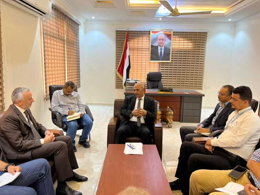 وزير المياه والبيئة خلال اللقاء