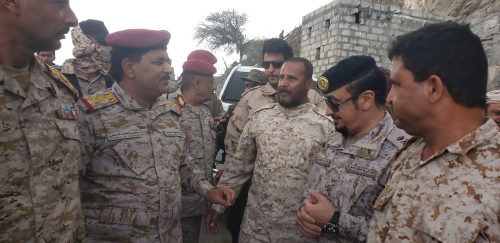 وزير الدفاع يتفقد المقاتلين في جبهة ثرة بمحافظة أبين