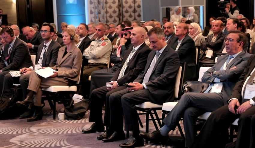 وزير المياه والبيئة ومحافظ عدن خلال المشاركة