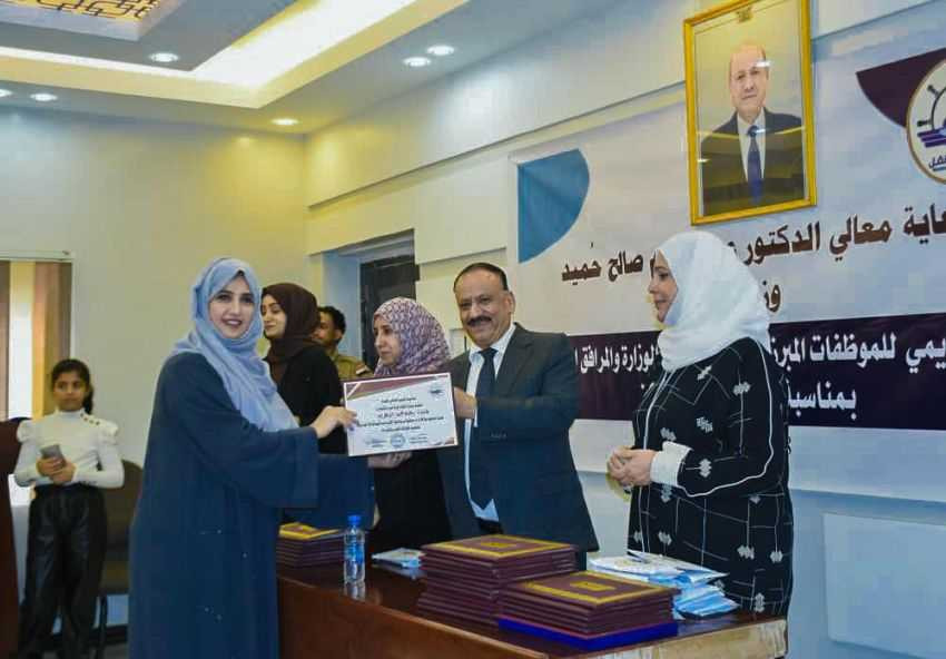 وزير النقل خلال التكريم