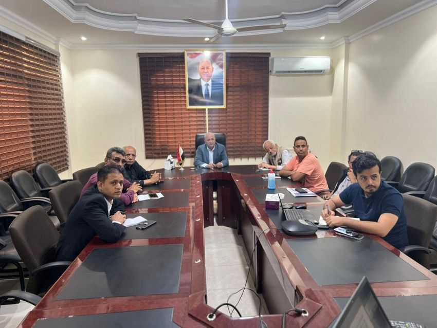 وزير المياه والبيئة خلال الاجتماع