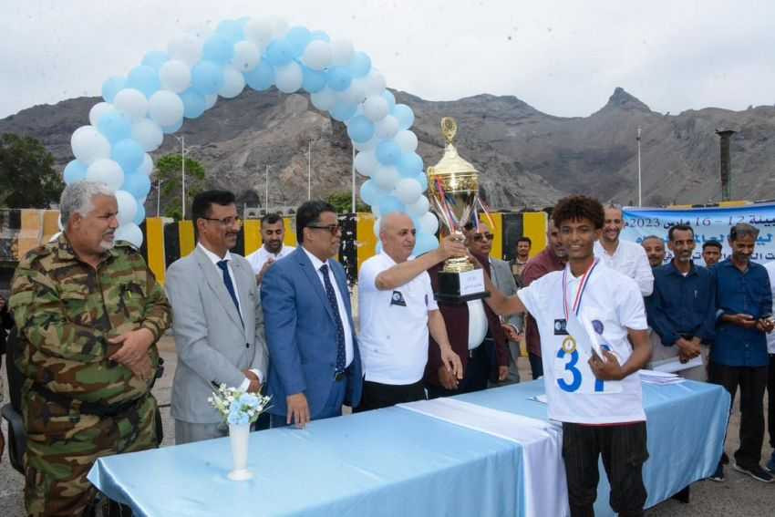 خلال تكريم الفاىزين