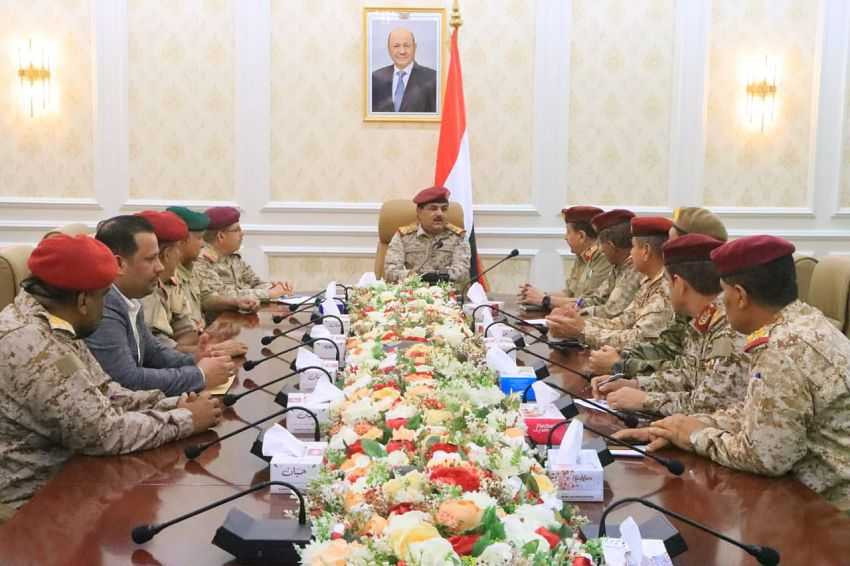 وزير الدفاع خلال الاجتماع