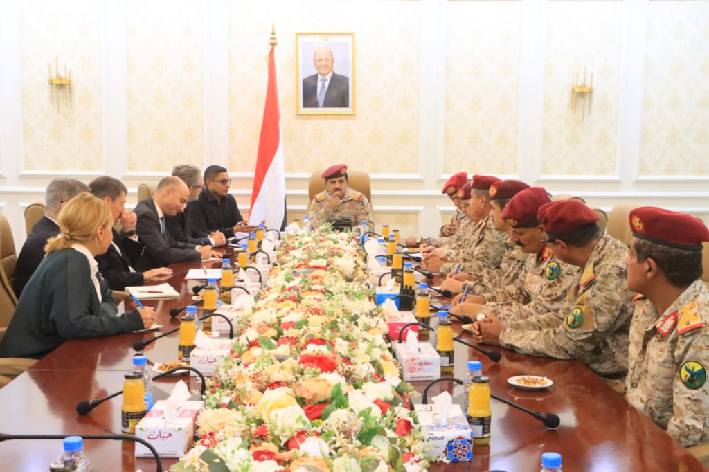 وزير الدفاع يشيد بدور دول الاتحاد الأوروبي الداعم لليمن وقيادته السياسية