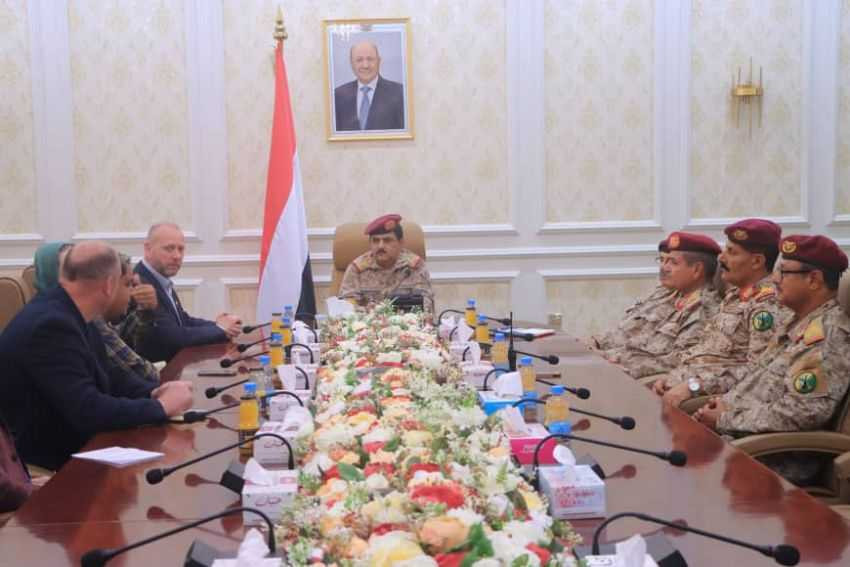 وزير الدفاع خلال اللقاء