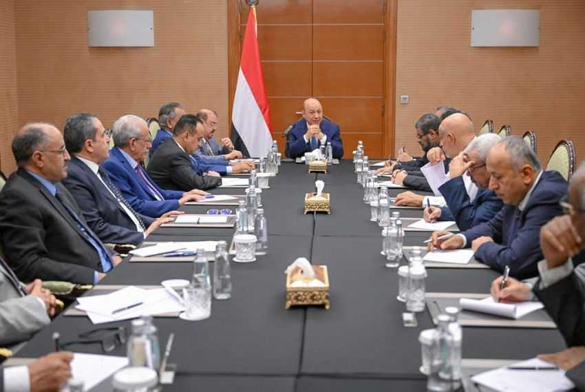 رئيس مجلس القيادة الرئاسي خلال الاجتماع