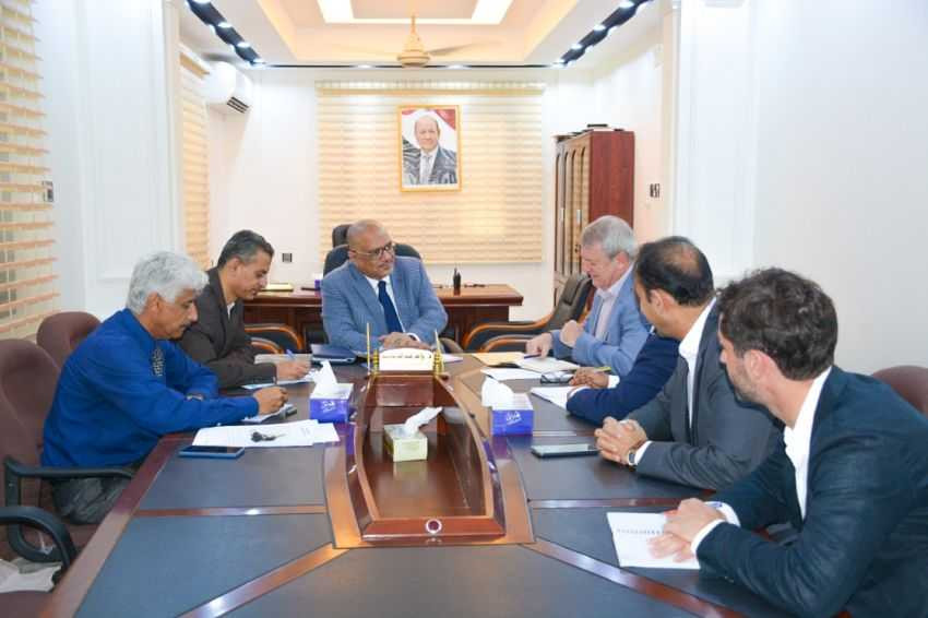 وزير التخطيط خلال اللقاء