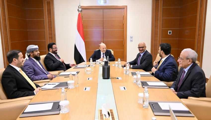رئيس مجلس القيادة الرئاسي خلال الاجتماع