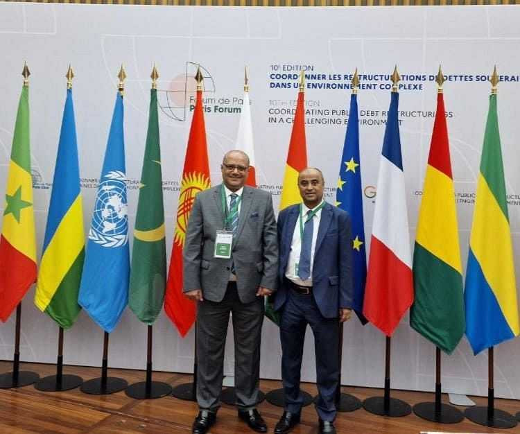 وزير المالية والتخطيط خلال الاجتماع