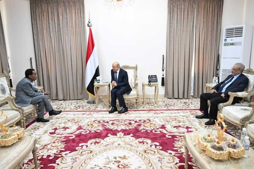 رئيس مجلس القيادة الرئاسي خلال اللقاء