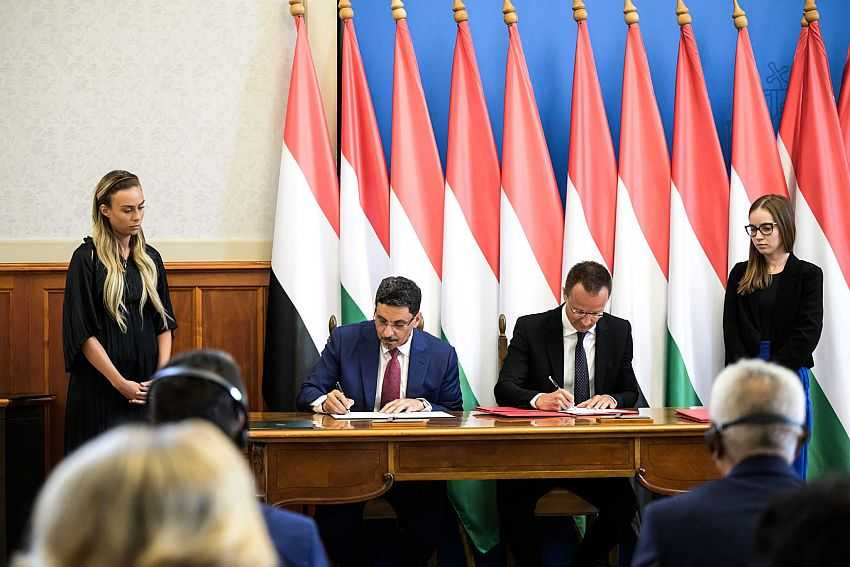 وزير الخارجية خلال التوقيع