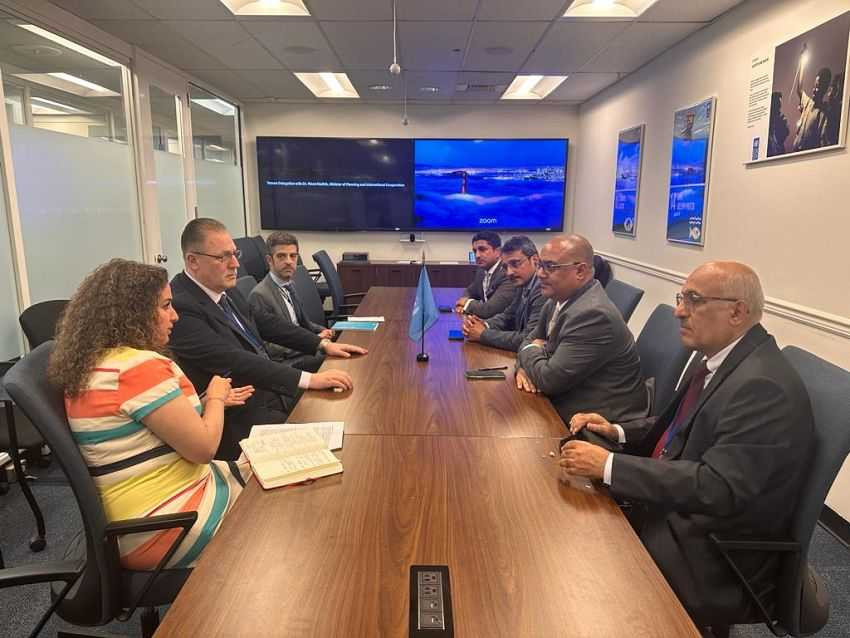 وزير التخطيط خلال اللقاء