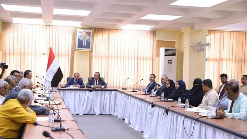 وزير الإعلام ومحافظ حضرموت خلال الاجتماع