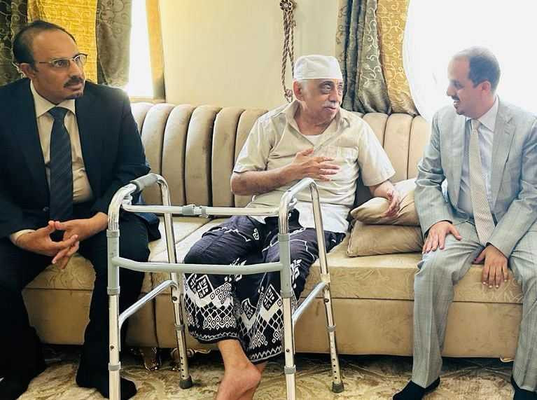 وزير الإعلام ومحافظ حضرموت خلال الزيارة