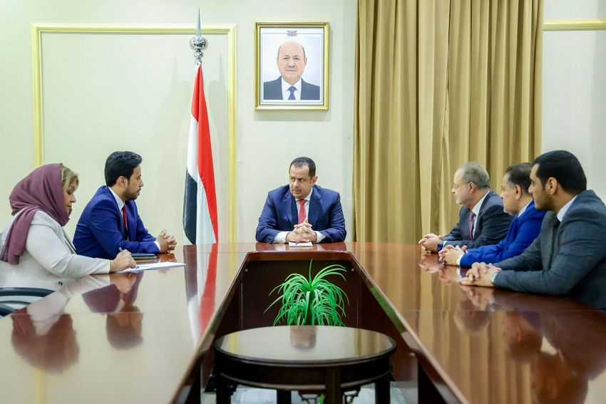 رئيس الوزراء خلال الاجتماع