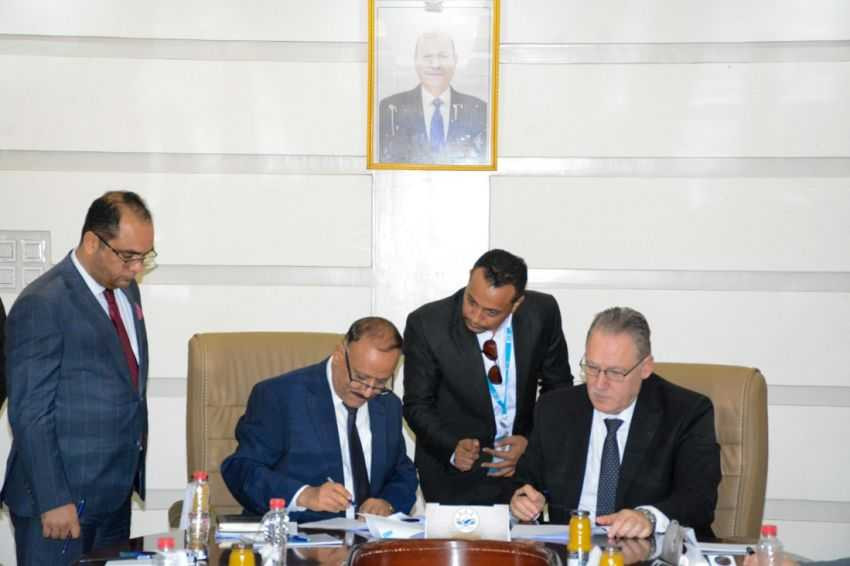 وزير النقل خلال التوقيع