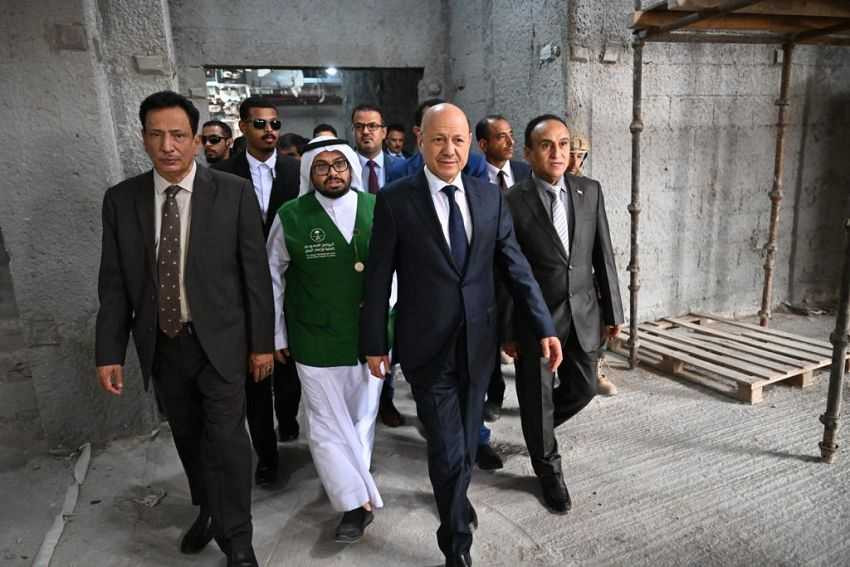 رئيس مجلس القيادة الرئاسي خلال الزيارة