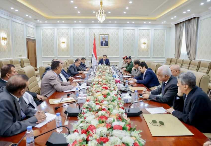 رئيس الوزراء خلال الاجتماع