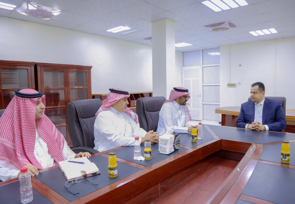 رئيس الوزراء يستقبل رئيس وأعضاء الفريق السياسي والعسكري لدعم مجلس القيادة