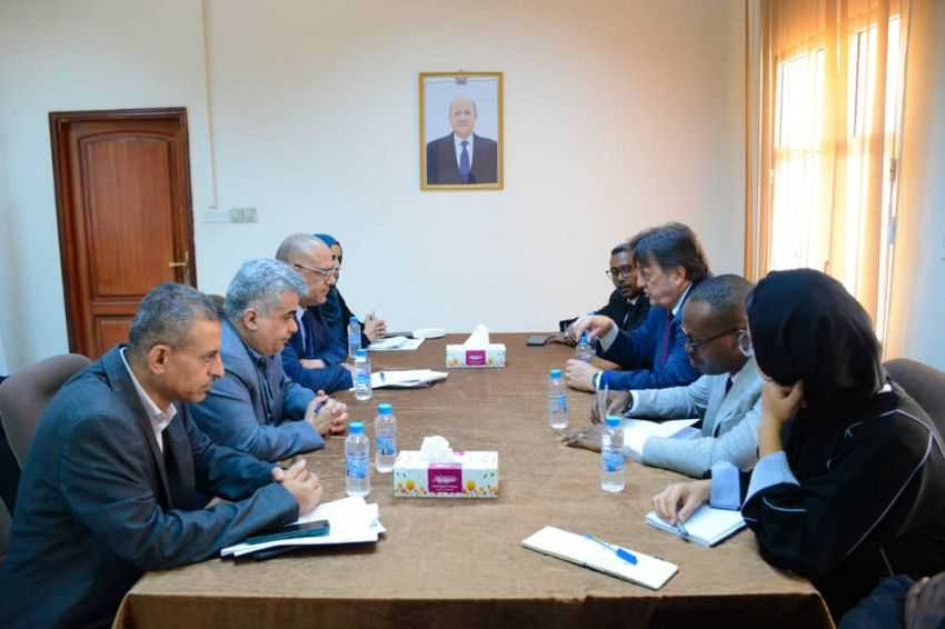 وزير التخطيط خلال اللقاء