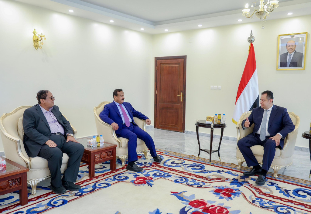 رئيس الوزراء يشدد على مضاعفة الجهود لتحسين الخدمات وتعزيز الاستقرار في شبوة