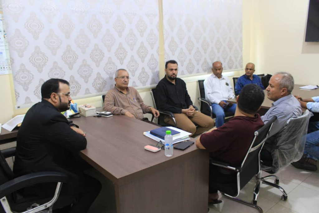 وزير الأشغال يتفقد سير العمل بوحدة المشاريع الدولية بصندوق الطرق ومؤسسة الطرق والجسور في عدن