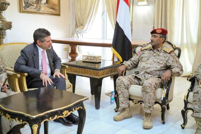 لقاء رئيس هيئة الأركان العامة بالسفير الأمريكي لدى اليمن