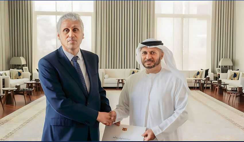 سفير اليمن لدى دولة الامارات فهد المنهالي خلال لقائه اليوم الخميس المستشار الدبلوماسي لرئيس الدولة الدكتور أنور محمد قرقاش