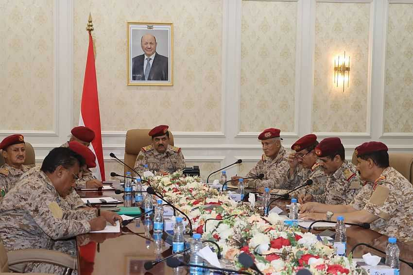 اجتماع لوزير الدفاع بالمفتش العام ورؤساء الهيئات