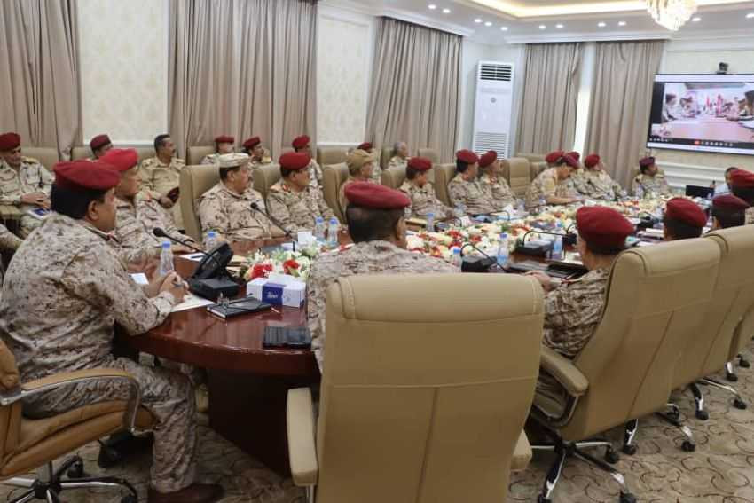 اجتماع موسع لوزير الدفاع لقيادات الوزارة