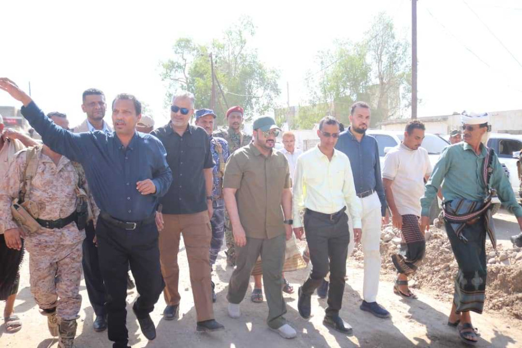 وزير الأشغال يتفقد برفقة محافظة أبين سير العمل في عدد من مشاريع الطرق