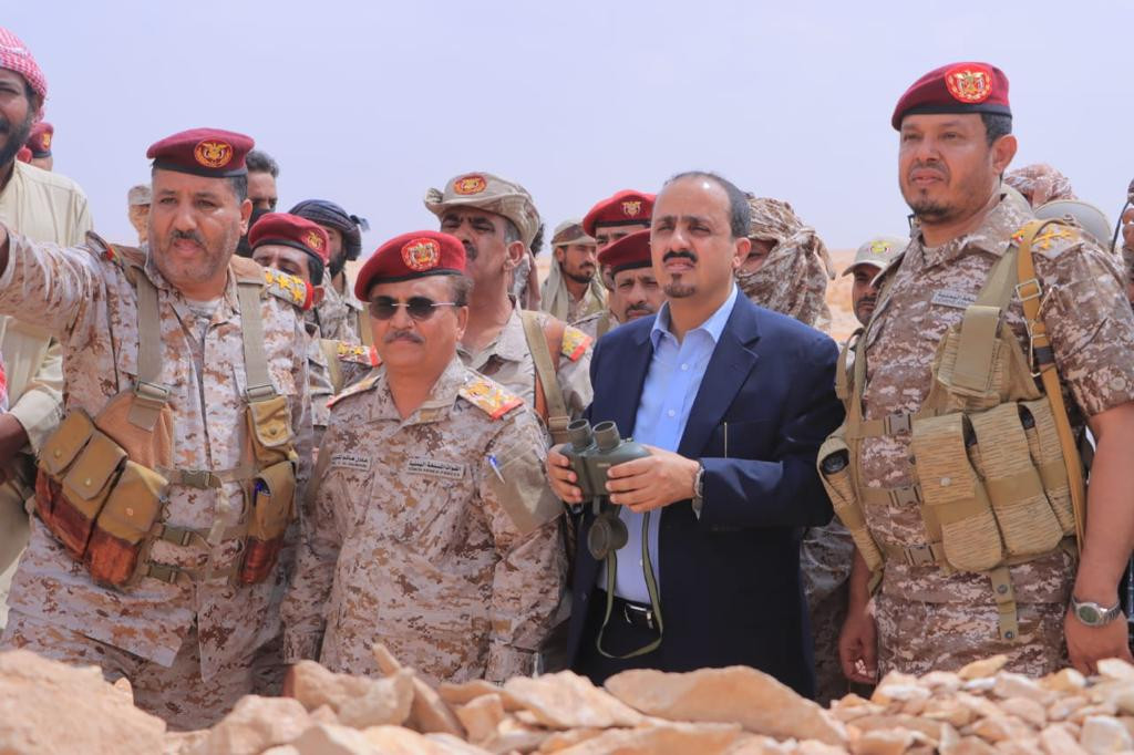 الوزير الإرياني يزور المنطقة العسكرية السادسة ويشيد بصمود أبطالها وتضحياتهم