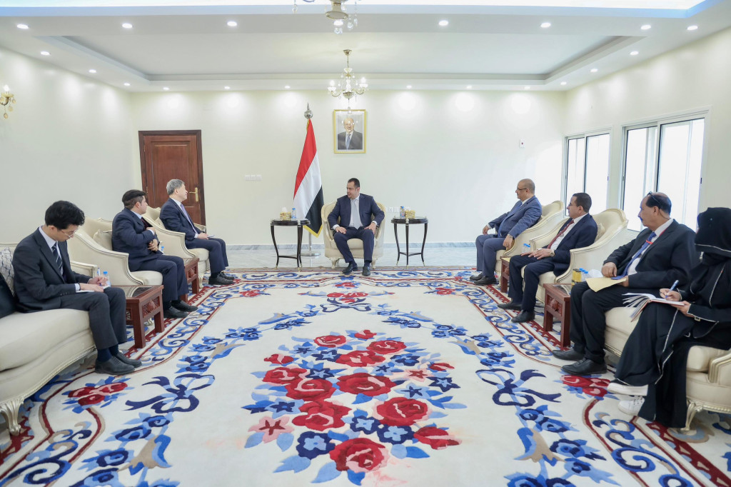 رئيس الوزراء يستقبل في عدن السفير الكوري لدى اليمن