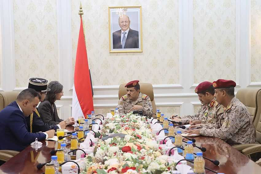 لقاء وزير الدفاع بسفيرة فرنسا لدى اليمن