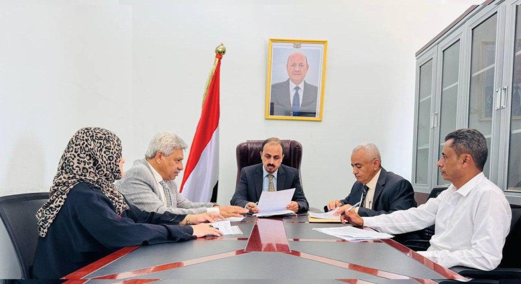الإرياني يرأس اجتماعاً لقيادة الوزارة قطاع السياحة ويناقش خطة النزول والتصنيف السياحي للفنادق بعدن