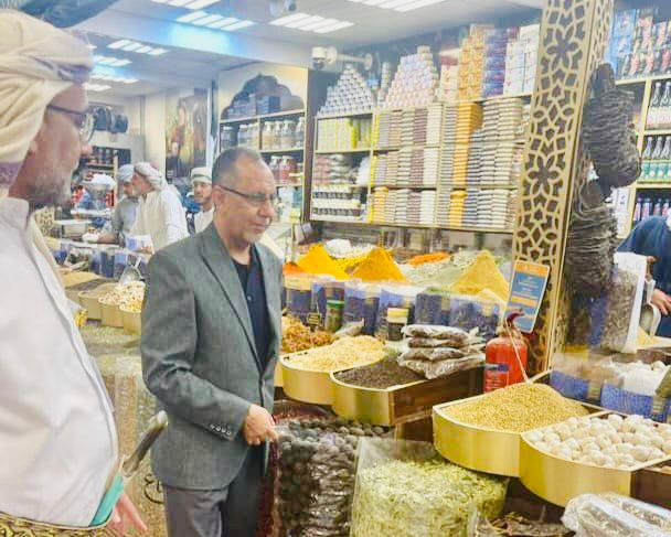 وزير الصناعة والتجارة يطلع على الجناح اليمني في القرية العالمية في دبي