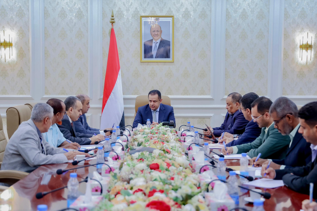 رئيس الوزراء يرأس اجتماعاً في عدن لقيادة وزارة المالية