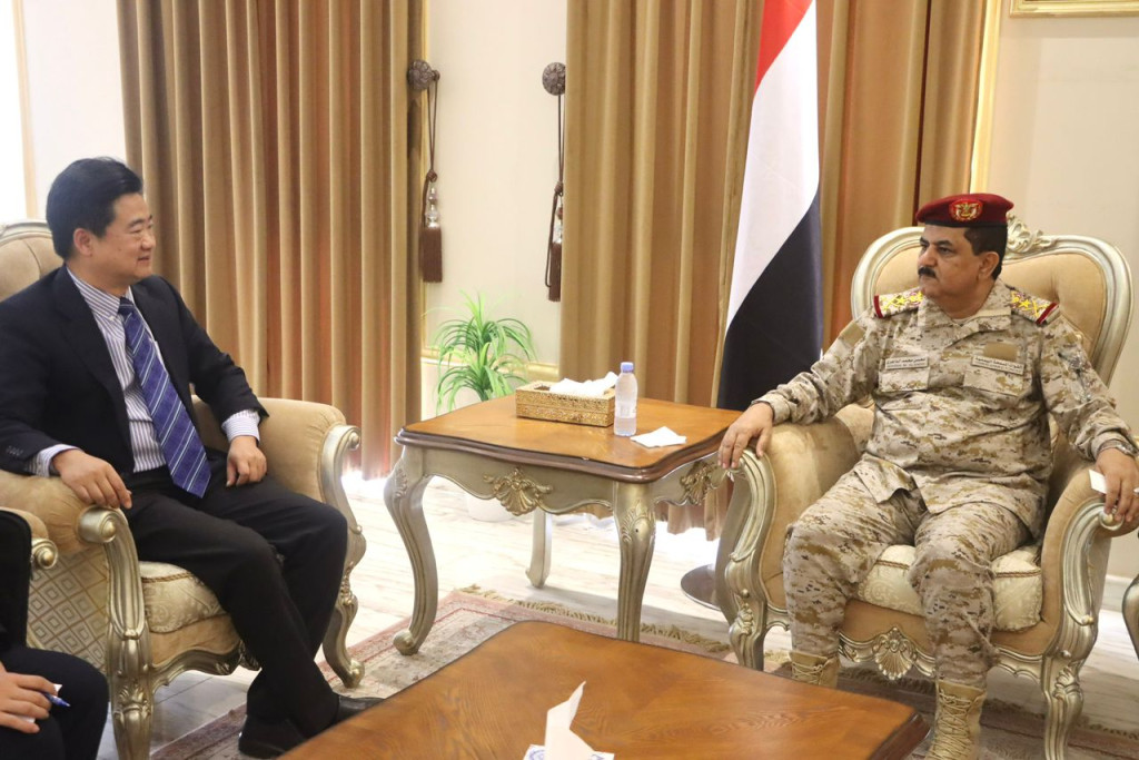 وزير الدفاع يلتقي القائم بالأعمال الصيني لدى اليمن