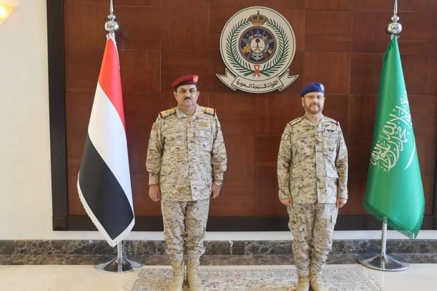 لقاء وزير الدفاع مع رئيس الأركان السعودي