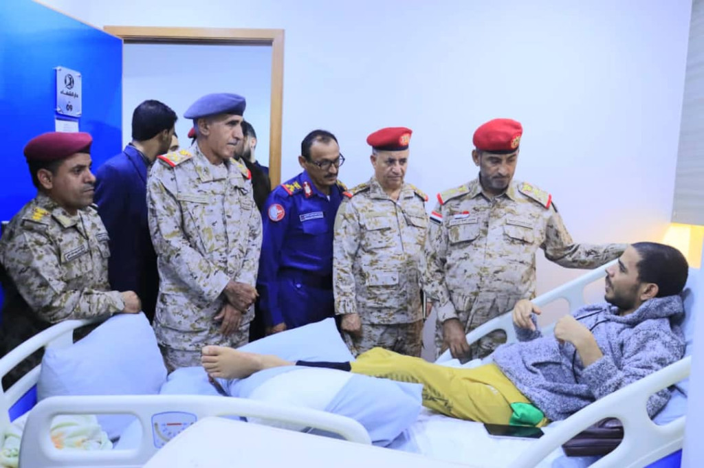 رئيس هيئة الأركان يزور جرحى الجيش الوطني والمقاومة في القاهرة