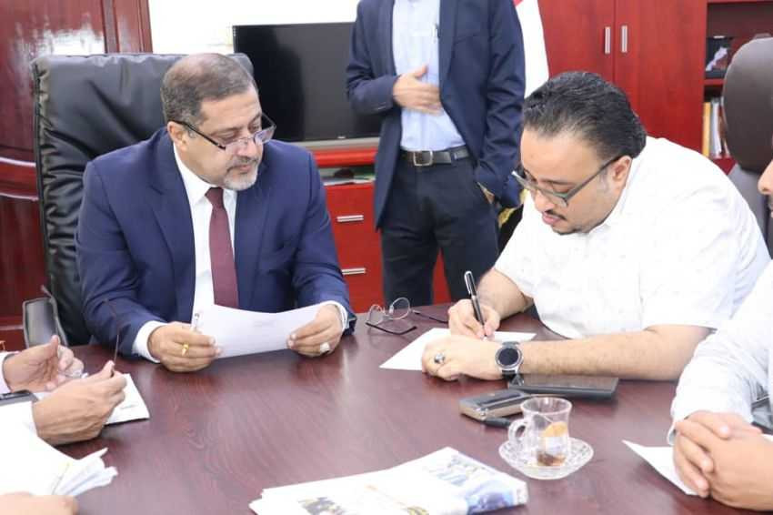 وزير العدل يوقع مع رئيس مجلس إدارة مؤسسة 14 أكتوبر للصحافة عقداً لطباعة الصحيفة القضائية.