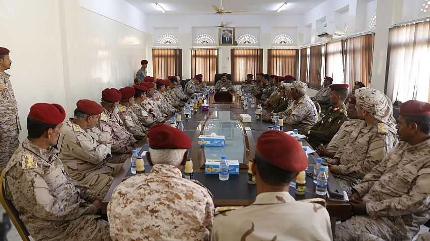 اجتماع موسع لوزير الدفاع بقيادة المنطقة العسكرية الثانية بالمكلا