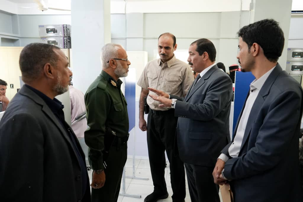 وزير الداخلية يدشن العمل بإصدار البطاقة الشخصية بالشريحة الذكية في عدن
