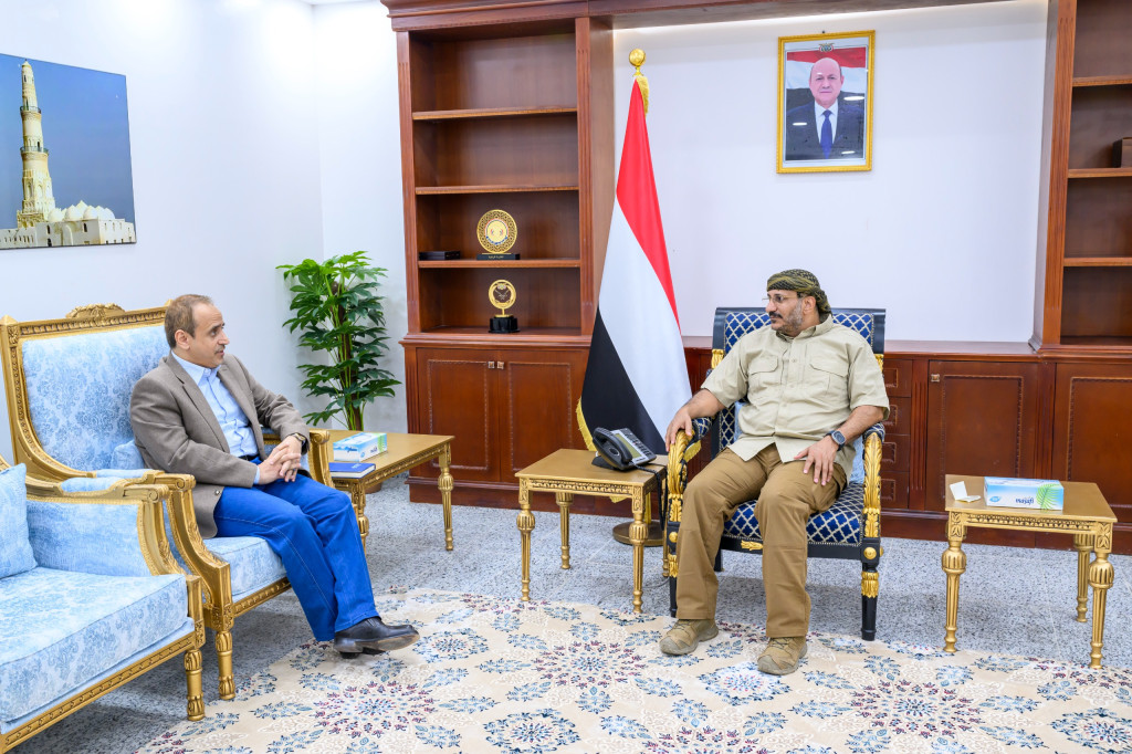 العميد طارق يناقش مع وزير التعليم خطط الوزارة للفترة القادمة
