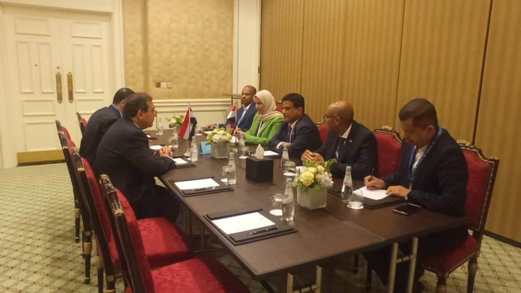 وزير النفط يبحث مع نظيره المصري تعزيز آليات العمل المشترك في مجال الطاقة