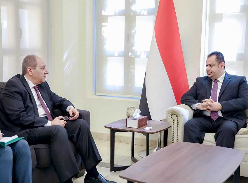 لقاء رئيس الوزراء بالسفير المصري