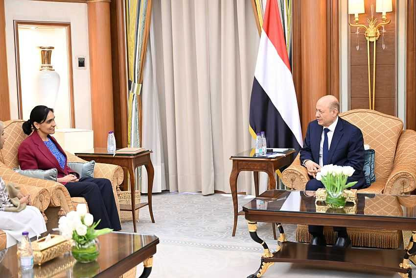 لقاء رئيس مجلس القيادة الرئاسي بسفيرة المملكة المتحدة