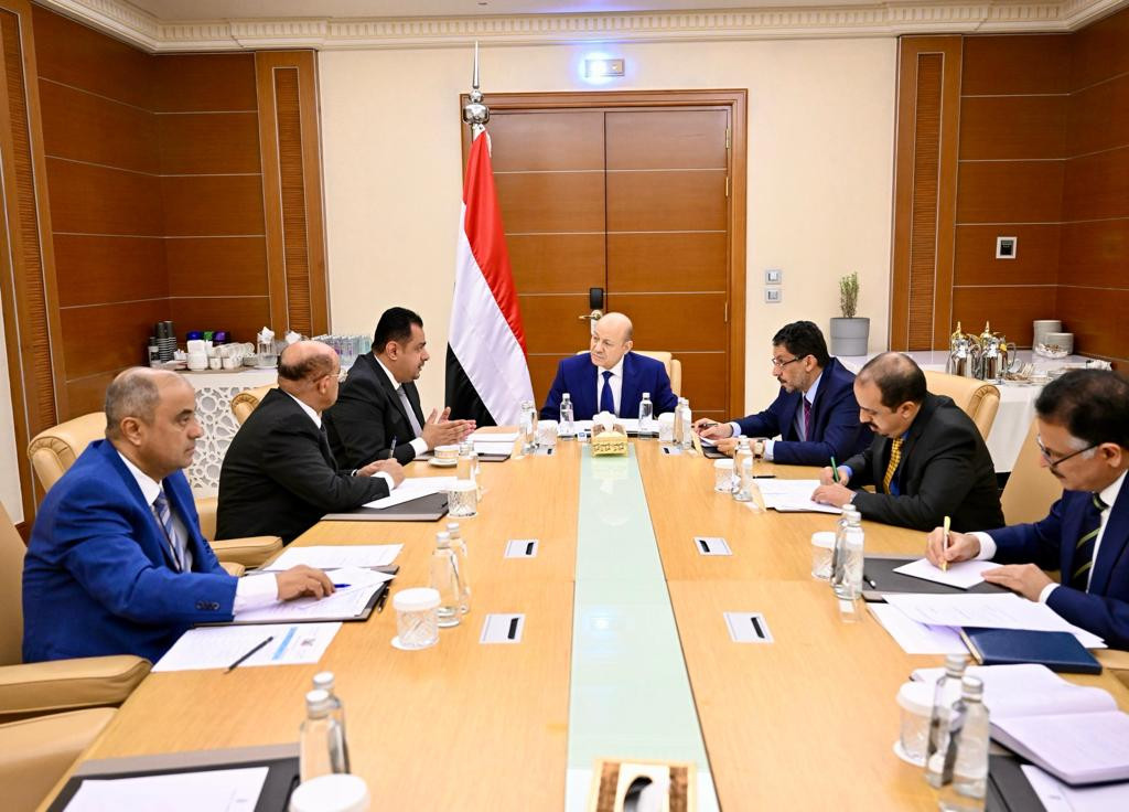 رئيس مجلس القيادة الرئاسي يجتمع برئيس الوزراء والمسؤولين المعنيين بالشأن الاقتصادي والسياسي والإعلامي