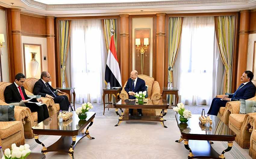 لقاء رئيس مجلس القيادة الرئاسي بالسفير المصري
