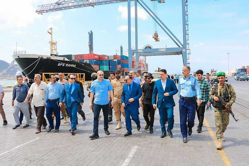 اطلاع وزير النقل على سير العمل بمحطة الحاويات بميناء عدن